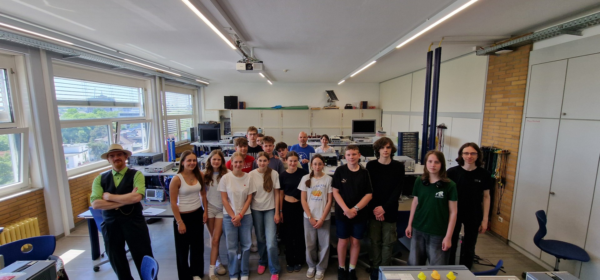 MINTMit-Aktionstage: Solarladegeräte an der THM Gießen gebaut
